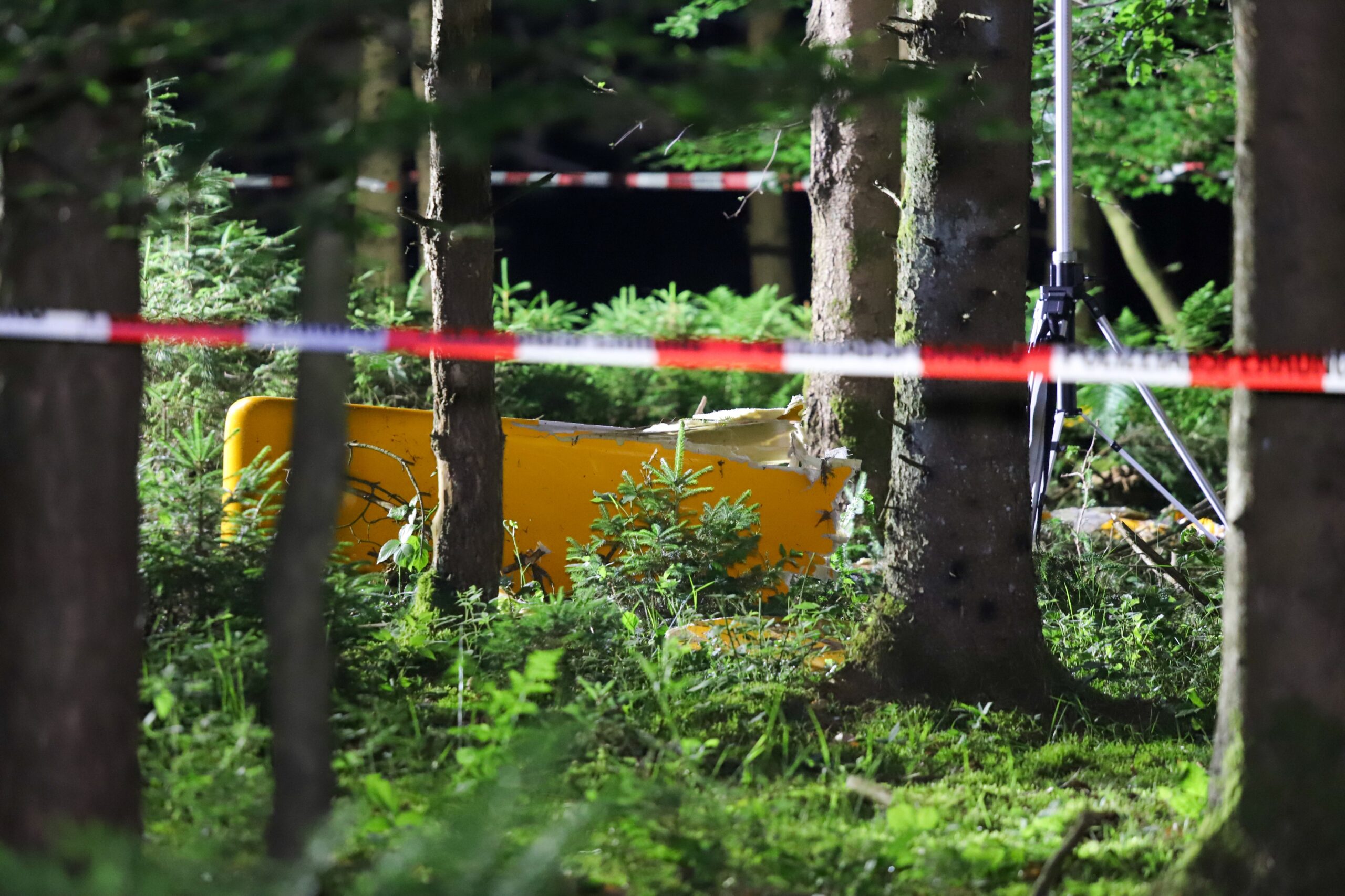 Ein Wrackteil des abgestürzten Kleinflugzeugs im Wald bei Heidmühlen.