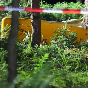 Ein Wrackteil des abgestürzten Kleinflugzeugs im Wald bei Heidmühlen.