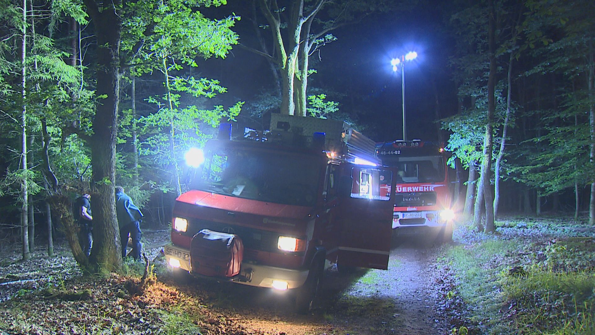 Feuerwehrfahrzeuge bei der Suchaktion in Heidmühlen nördlich von Hamburg.