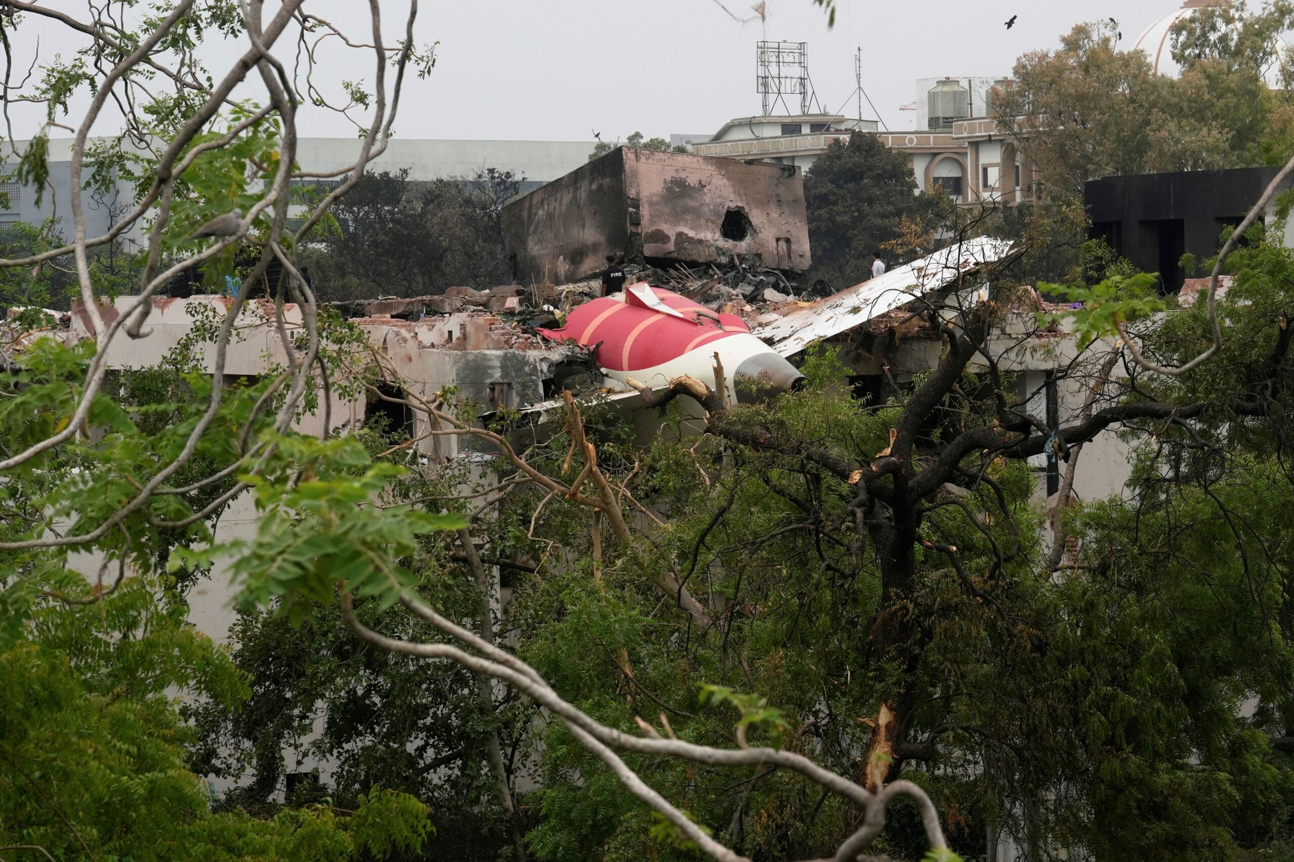 Trümmerteile des abgestürzten Flugzeugs auf einem Gebäude im indischen Ahmedabad.