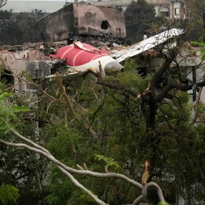 Trümmerteile des abgestürzten Flugzeugs auf einem Gebäude im indischen Ahmedabad.
