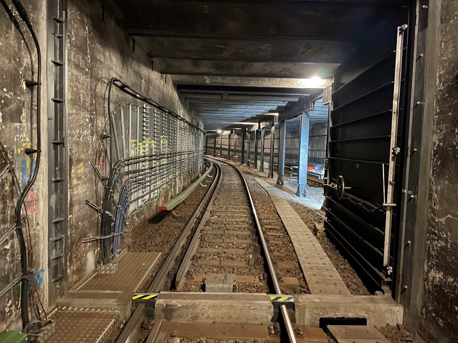 Das massive Flutschutztor an der Haltestelle Rathaus kann bei steigenden Wassermengen innerhalb von einer Minute geschlossen werden.