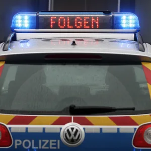 Ein Polizeiauto mit der Aufrischft "Folgen" (Symbolfoto)