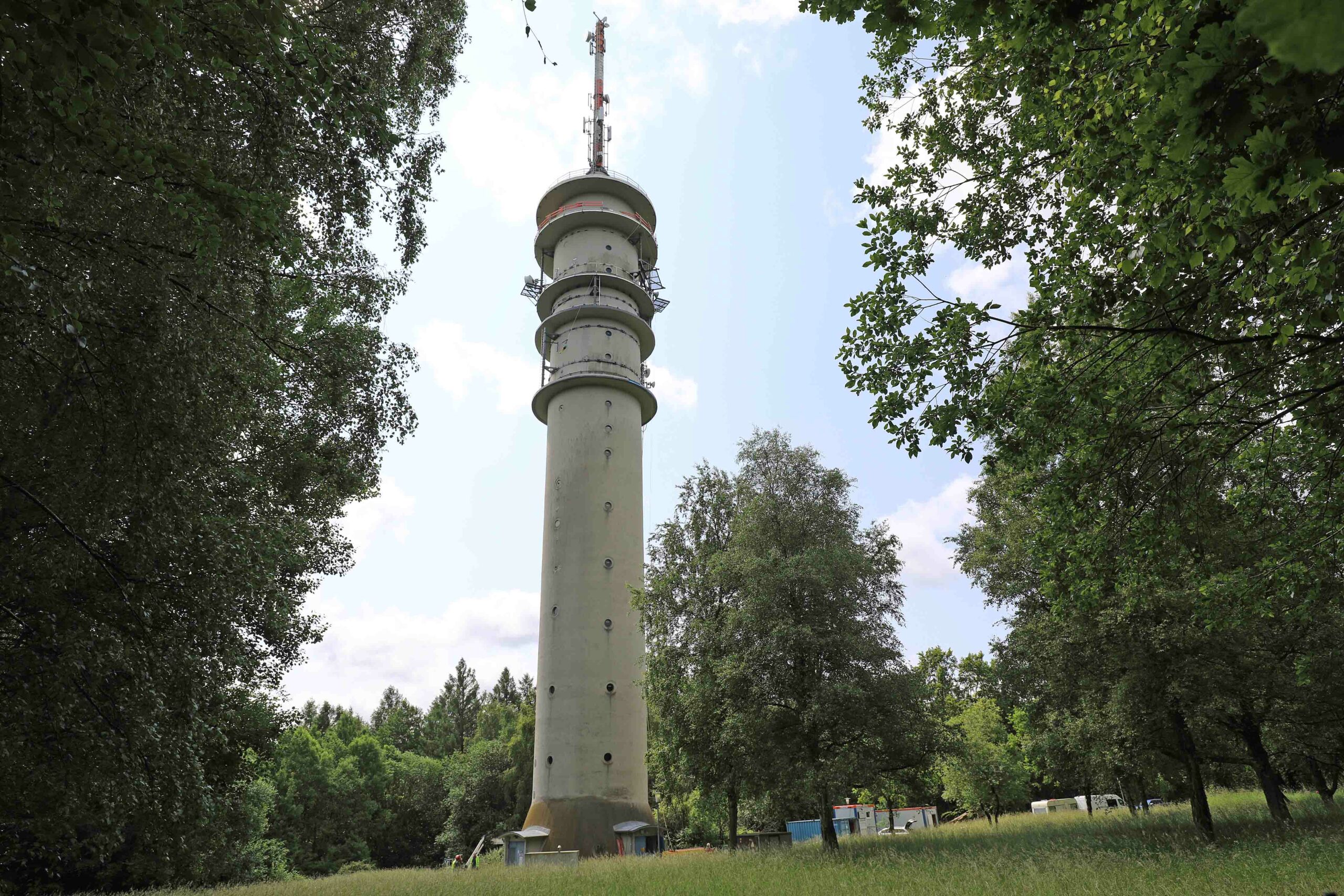 Von diesem Funkturm stürzte der Mann. Für ihn kam jede Hilfe zu spät.