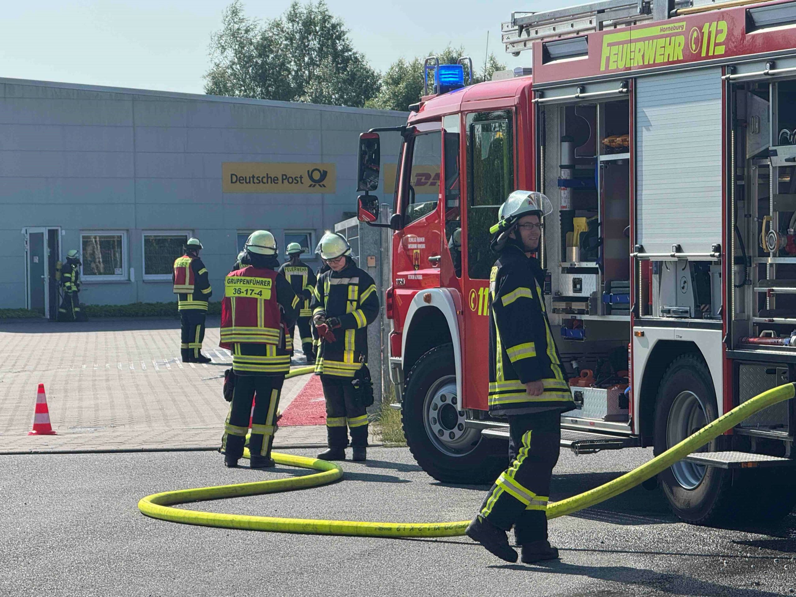 Gasalarm bei der Post in Horneburg – Feuerwehr evakuiert Gebäude