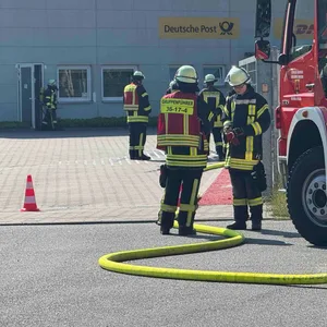 Gasalarm bei der Post in Horneburg – Feuerwehr evakuiert Gebäude