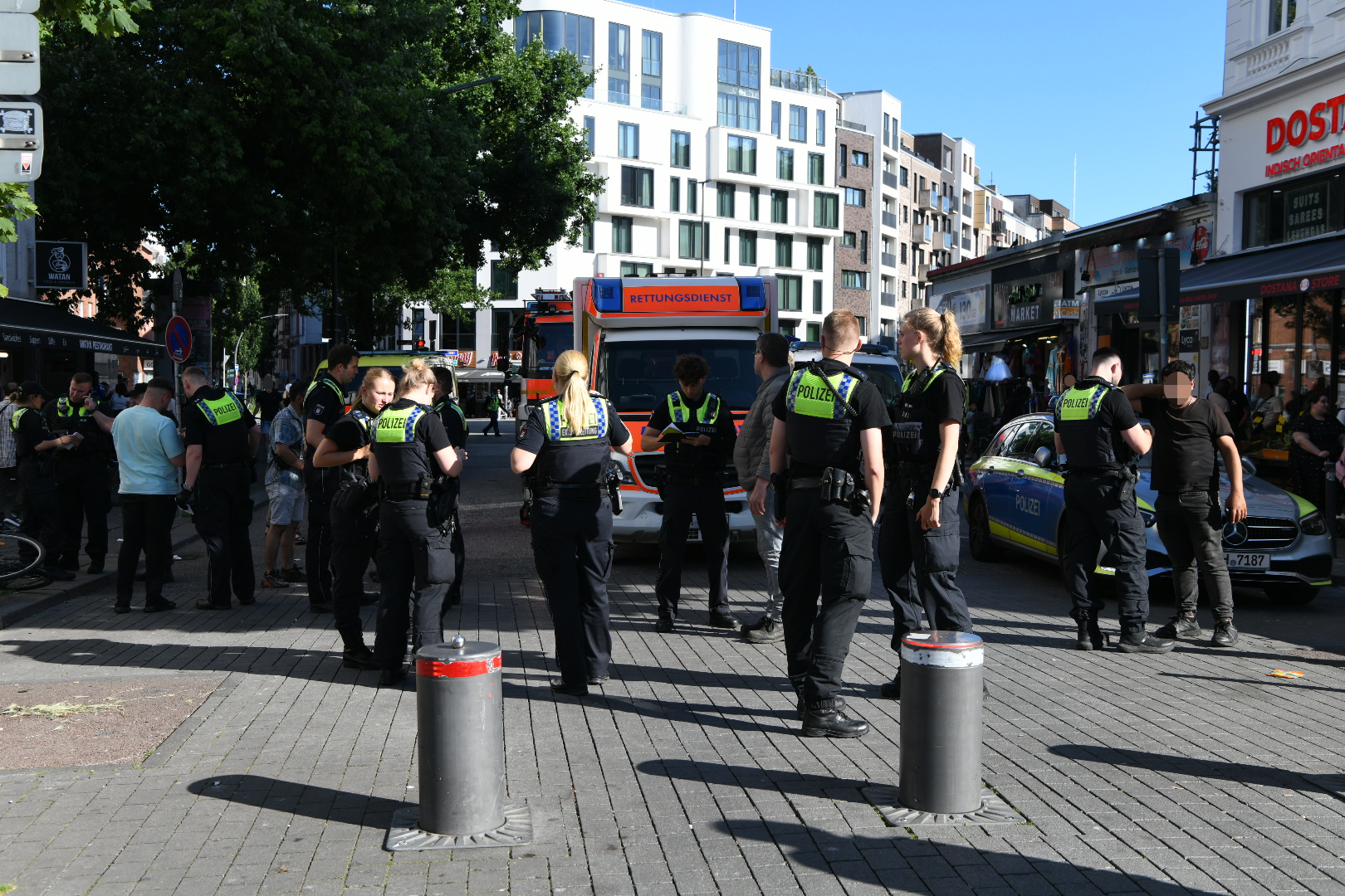 Polizisten am Tatort am Hansaplatz in Hamburg-St. Georg.