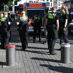 Polizisten am Tatort am Hansaplatz in Hamburg-St. Georg.