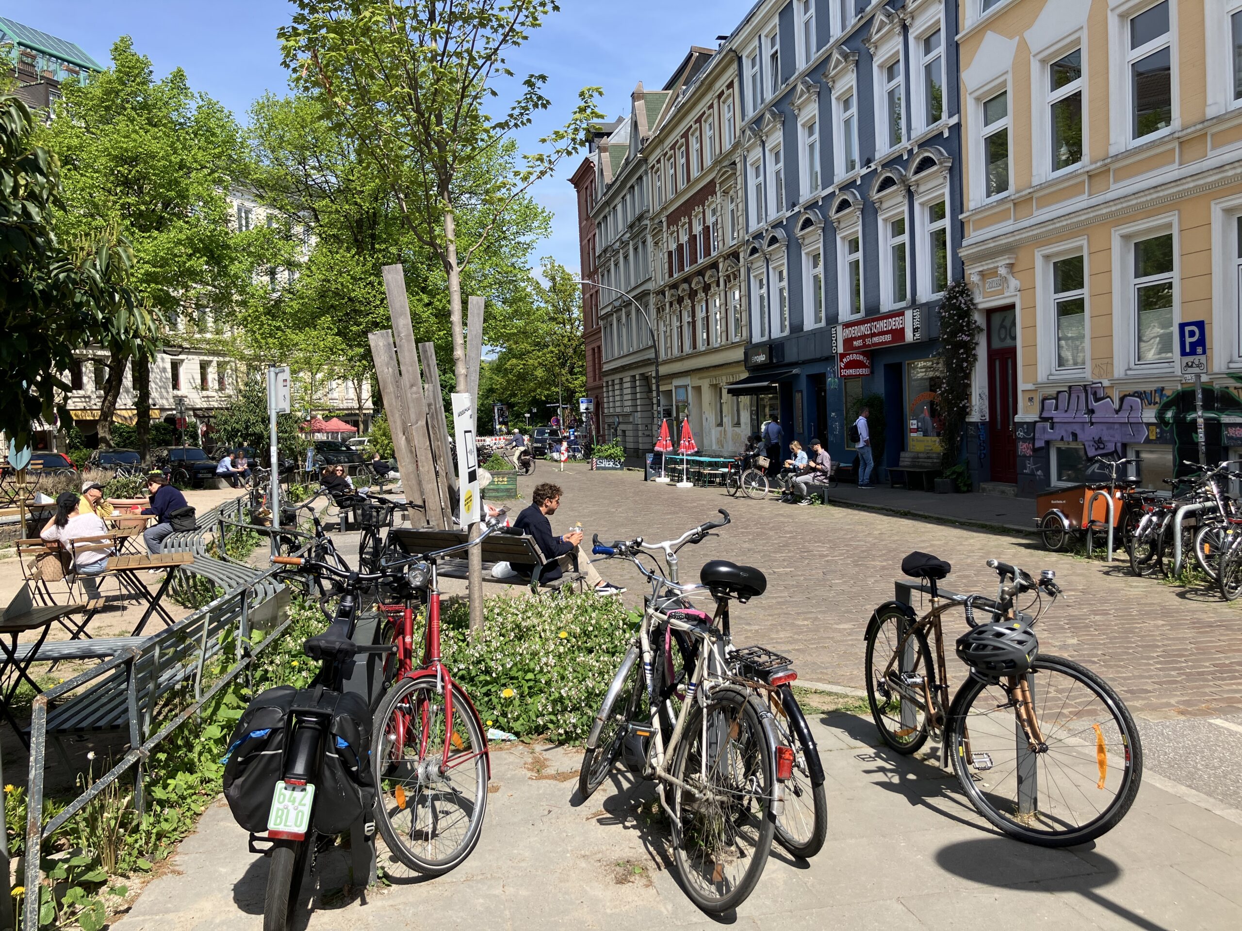 Der Platz bietet genug Platz zum Draußensitzen.