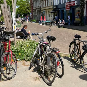 Der Platz bietet genug Platz zum Draußensitzen.