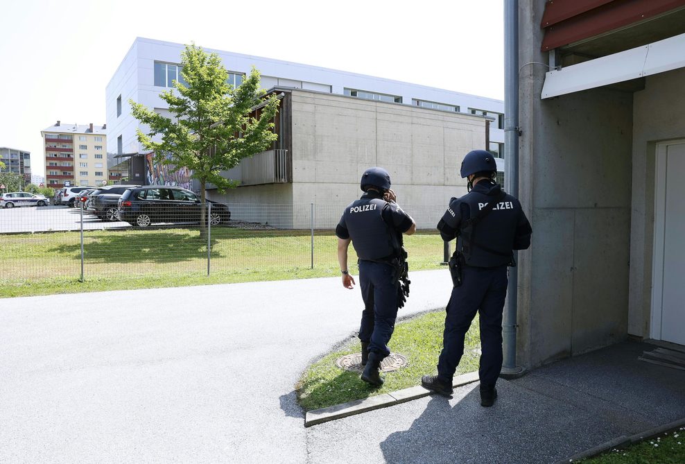 Einsatzkräfte stehen in der Nähe des Tatorts in Graz.