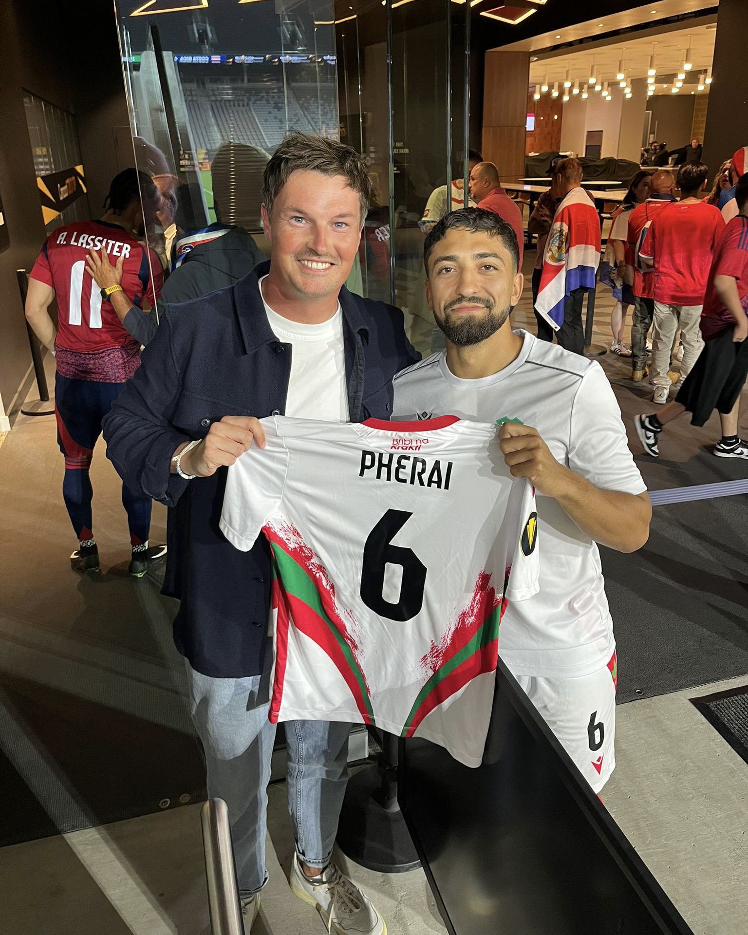 HSV-Trainer Merlin Polzin trifft Immanuel Pherai beim Gold Cup in San Diego.