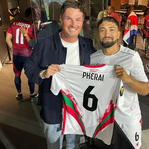 HSV-Trainer Merlin Polzin trifft Immanuel Pherai beim Gold Cup in San Diego.