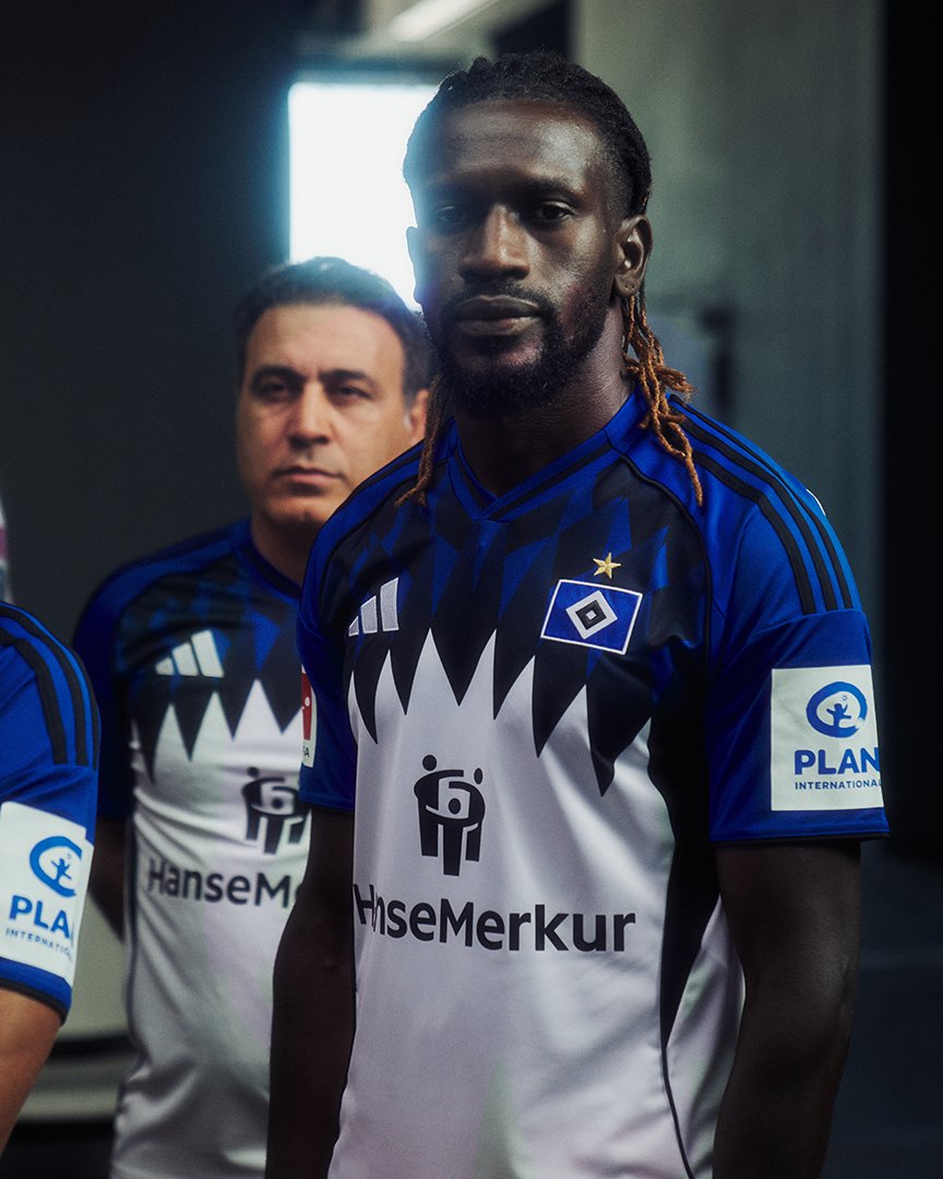 Bakery Jatta trägt das neue Heimtrikot.