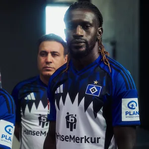 Bakery Jatta trägt das neue Heimtrikot.