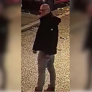 Ein Mann in dunkler Kapuzenjacke