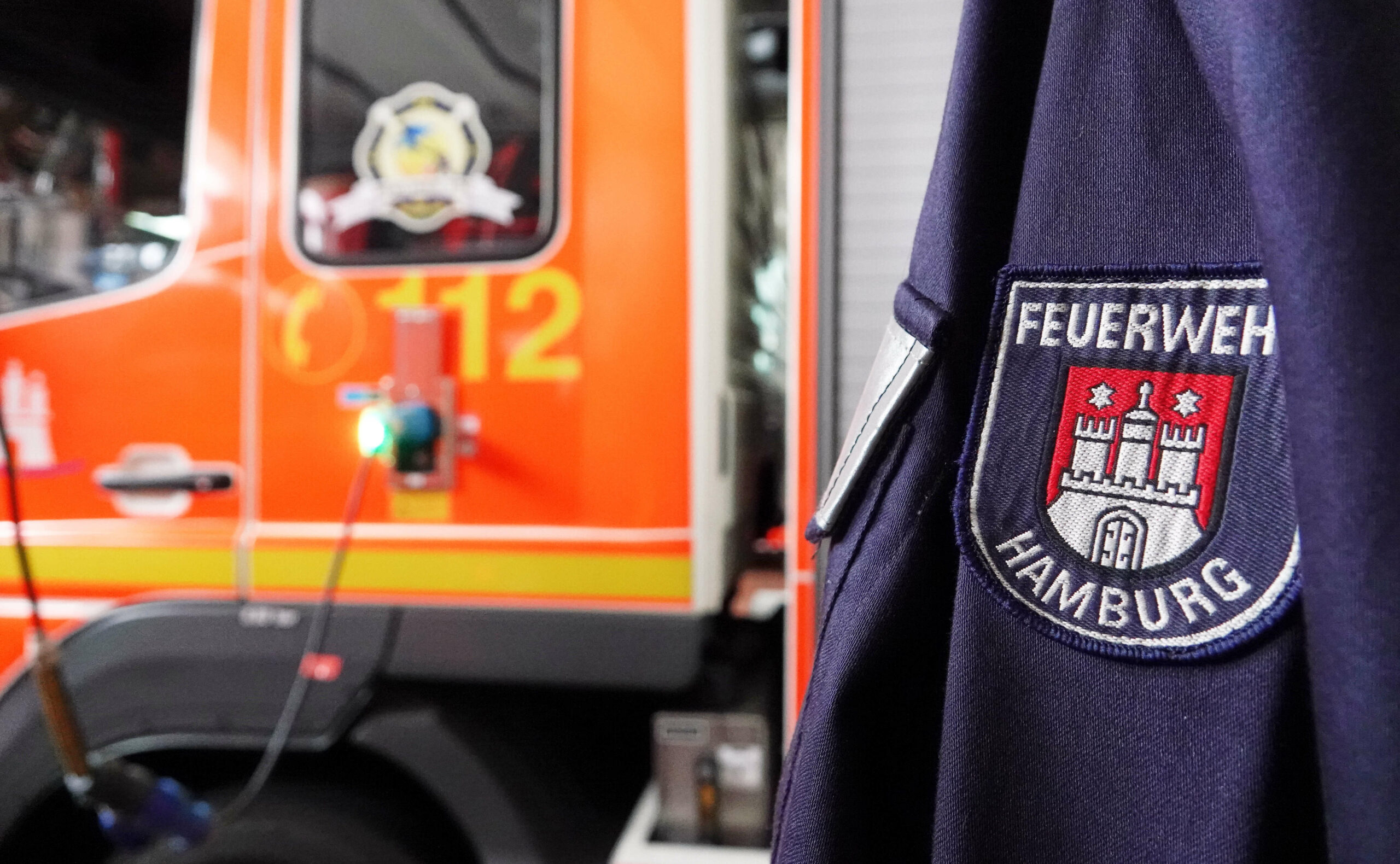 Jacke mit der Aufschrift „Feuerwehr Hamburg“ hängt in der Feuer- und Rettungswache