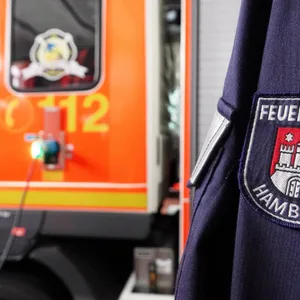 Jacke mit der Aufschrift „Feuerwehr Hamburg“ hängt in der Feuer- und Rettungswache
