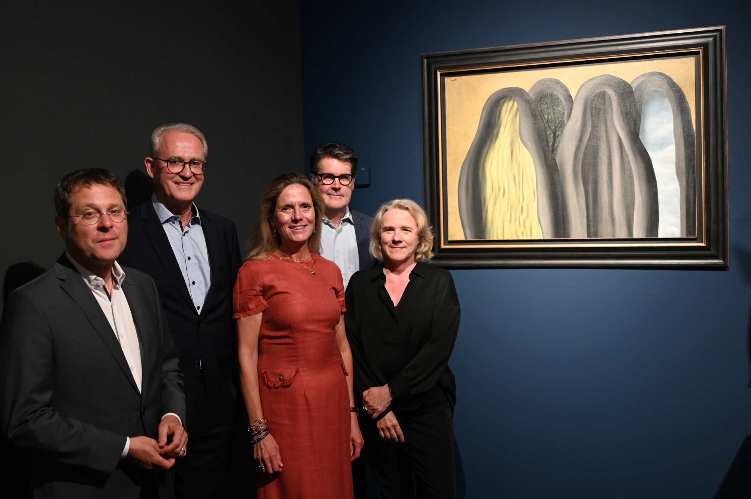 Alexander Klar (l-r), Direktor der Hamburger Kunsthalle, Bernd Kundrun, kursorischer Vorsitzender der Stiftung Hamburger Kunstsammlungen, Elisabeth Lorenz-Meyer, Geschäftsführerin der Stiftung Hamburger Kunstsammlungen, Toby Kamps, Leitung und Ausstellungskurator „Moderne“ der Hamburger Kunsthallen und Helga Huskamp, Geschäftsführerin der Hamburger Kunsthallen stehen neben dem Ölgemälde „Le Palais de Rideaux“ (übersetzt: Der Palast aus Vorhängen) von René Magritte.