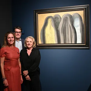 Alexander Klar (l-r), Direktor der Hamburger Kunsthalle, Bernd Kundrun, kursorischer Vorsitzender der Stiftung Hamburger Kunstsammlungen, Elisabeth Lorenz-Meyer, Geschäftsführerin der Stiftung Hamburger Kunstsammlungen, Toby Kamps, Leitung und Ausstellungskurator „Moderne“ der Hamburger Kunsthallen und Helga Huskamp, Geschäftsführerin der Hamburger Kunsthallen stehen neben dem Ölgemälde „Le Palais de Rideaux“ (übersetzt: Der Palast aus Vorhängen) von René Magritte.