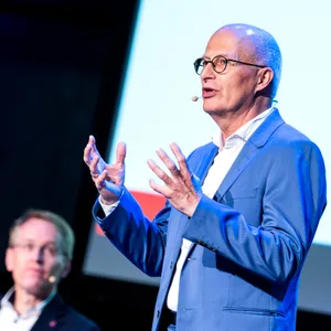 Peter Tschentscher (SPD), Hamburgs erster Bürgermeister, spricht während einer Konferenz.