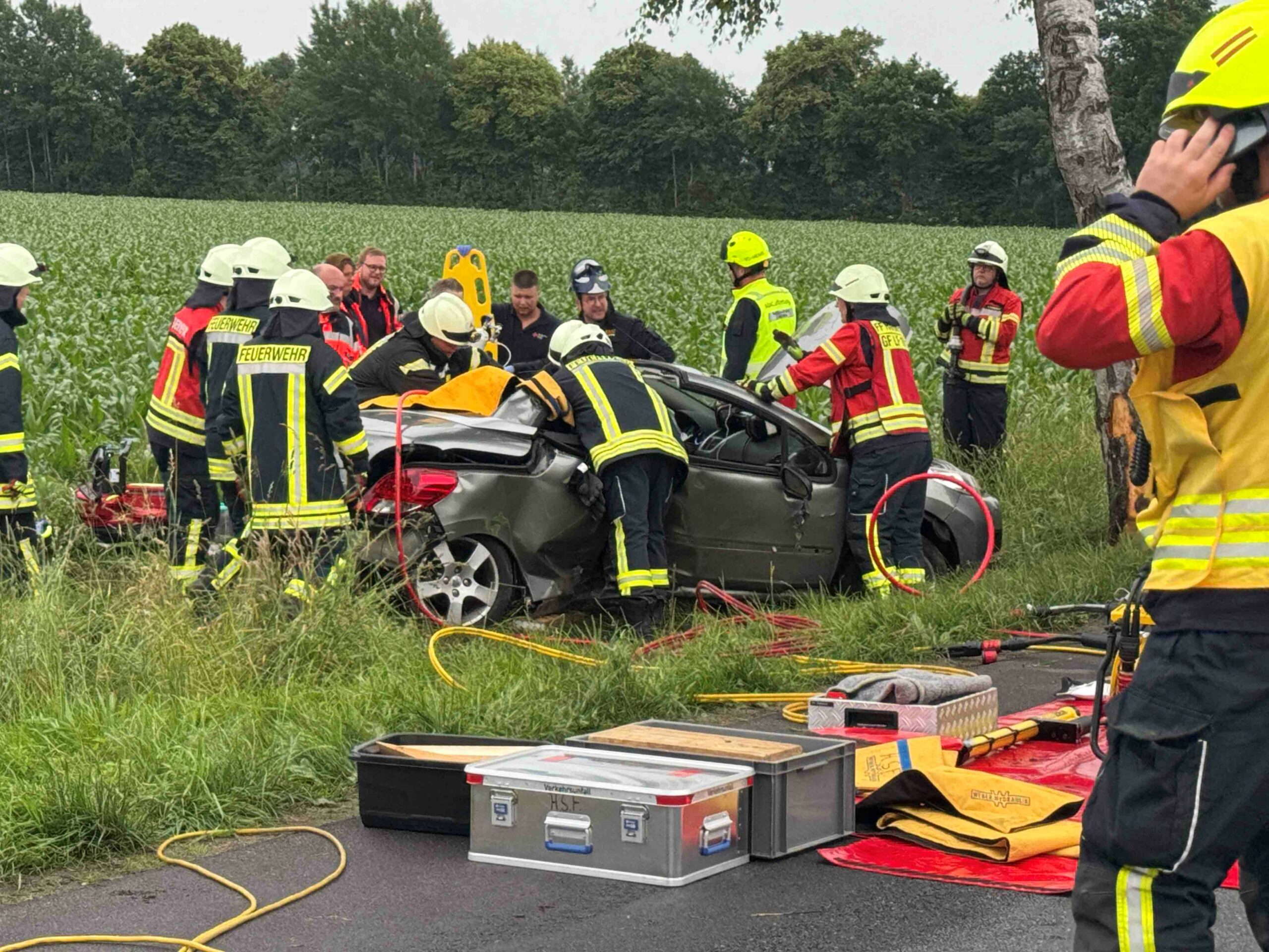 Rettungskräfte am Unfallort in Harsefeld bei Hamburg.