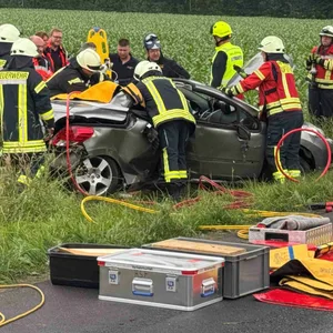 Rettungskräfte am Unfallort in Harsefeld bei Hamburg.