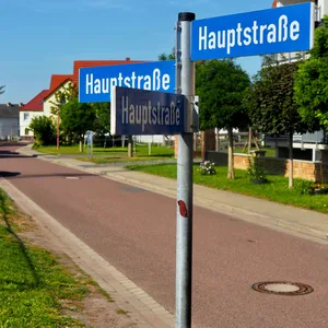 Straßenschilder mit der Aufschrift „Hauptstraße“