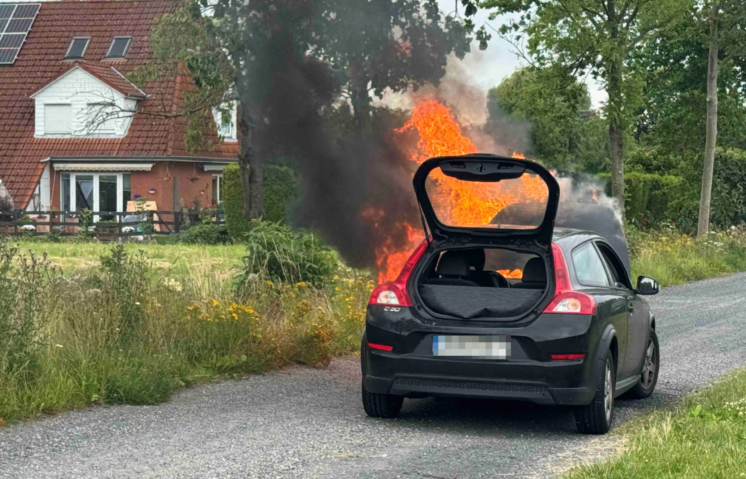 Auto geht auf Kreisstraße bei Jork in Flammen auf – Fahrer rettet sich im letzten Moment