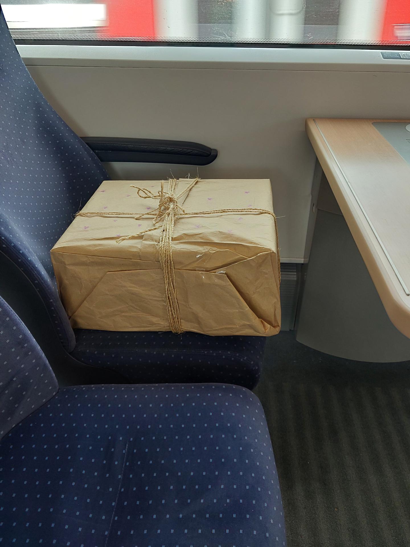 Dieses Paket lag in dem Zug.