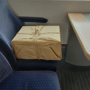 Dieses Paket lag in dem Zug.