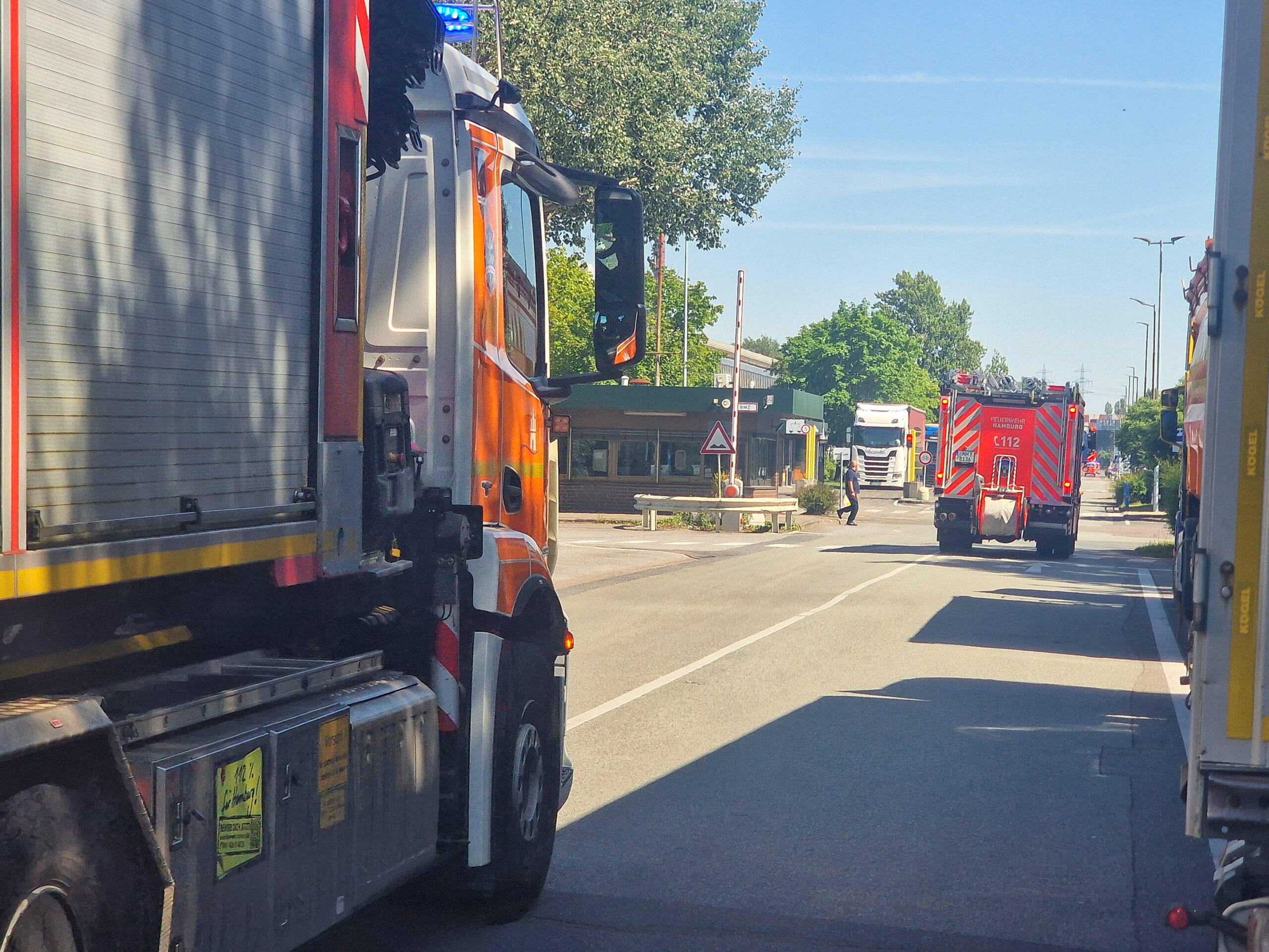 Feuerwehrautos auf Fabrikgelände