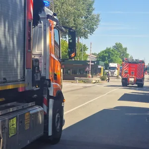 Feuerwehrautos auf Fabrikgelände