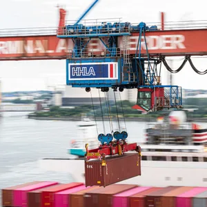 Ein Container wird auf dem HHLA-Container-Terminal Altenwerder im Hamburger Hafen mit einer Containerbrücke auf ein Schiff geladen.