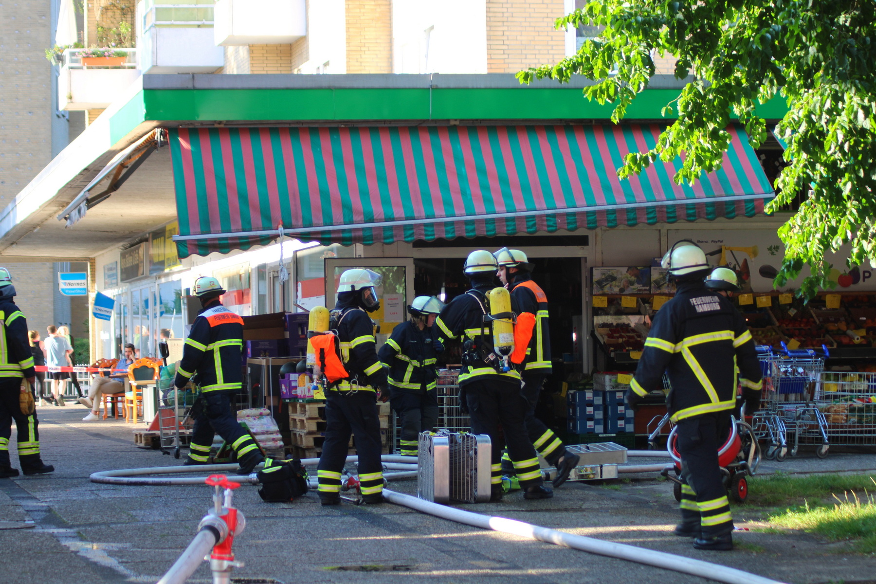 Feuerwehrleute löschen den Brand am Mittwochabend
