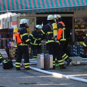 Feuerwehrleute löschen den Brand am Mittwochabend