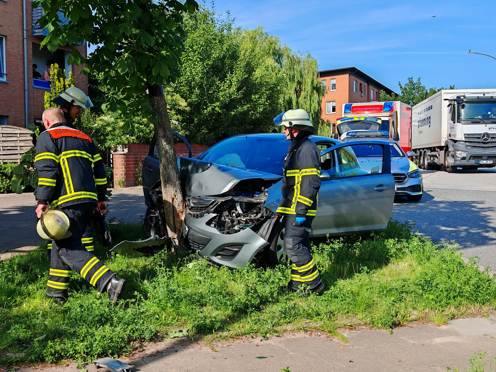 Der Opel hat nach dem Aufprall auf den Baum nur noch Schrottwert.