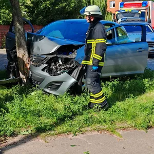 Der Opel hat nach dem Aufprall auf den Baum nur noch Schrottwert.