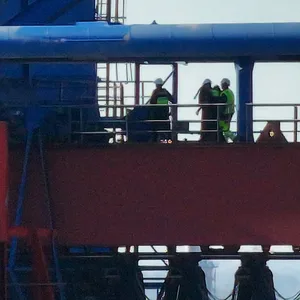 Polizisten auf einem Kran