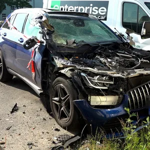 Ein blauer Mercedes mit massivem Schaden