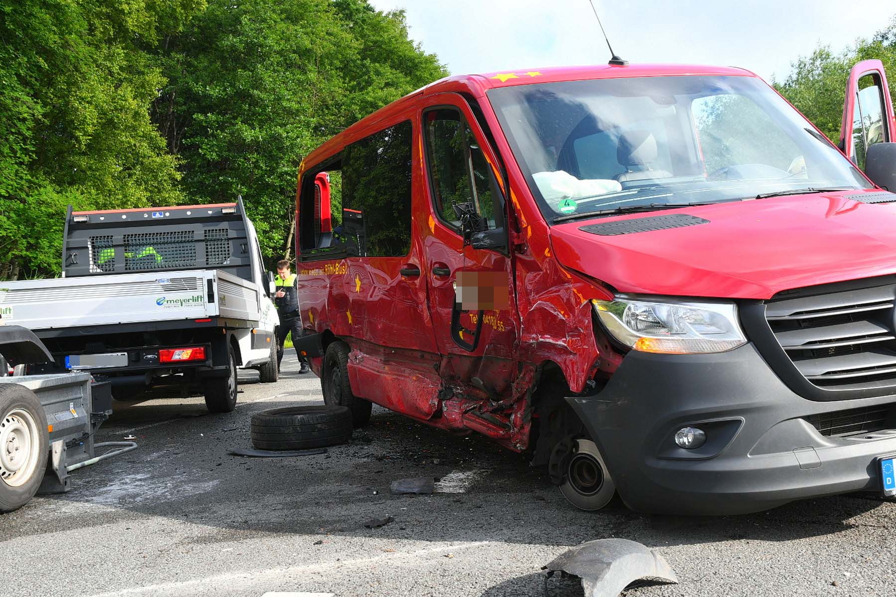 Schulbus verursacht Unfall in Neu Wulmstorf. Zwei verletzte – Kinder hatten großes Glück