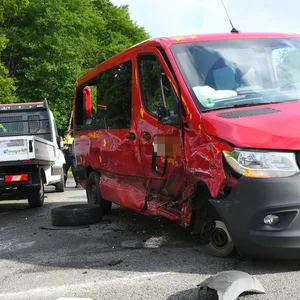 Schulbus verursacht Unfall in Neu Wulmstorf. Zwei verletzte – Kinder hatten großes Glück
