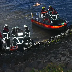 In Finkenwerder: Feuerwehr birgt toten Mann aus der Elbe
