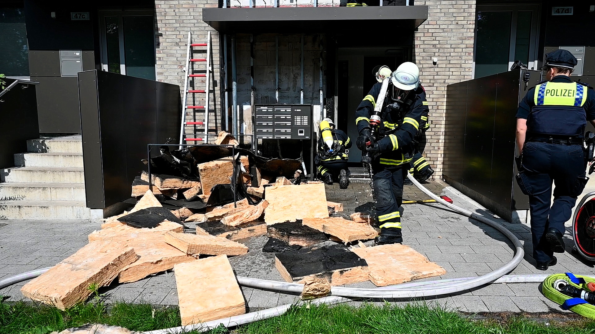 Malheur beim Abflammen von Unkraut in Jenfeld – Flammen erfassen Haustür und Fassade
