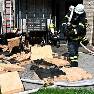 Malheur beim Abflammen von Unkraut in Jenfeld – Flammen erfassen Haustür und Fassade