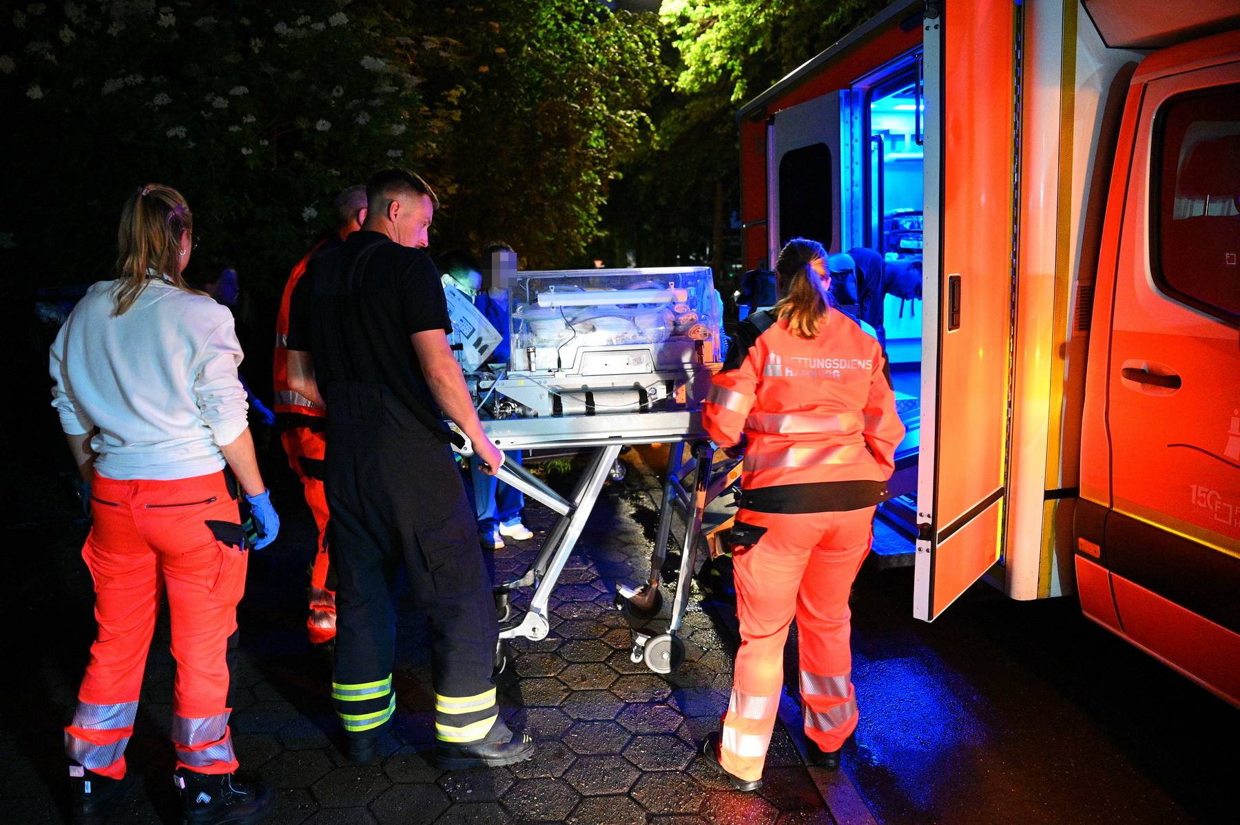 Das Baby kam auf einer speziellen Trage in den Rettungswagen und anschließend ins Krankenhaus.