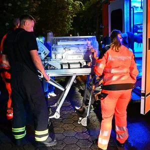 Das Baby kam auf einer speziellen Trage in den Rettungswagen und anschließend ins Krankenhaus.
