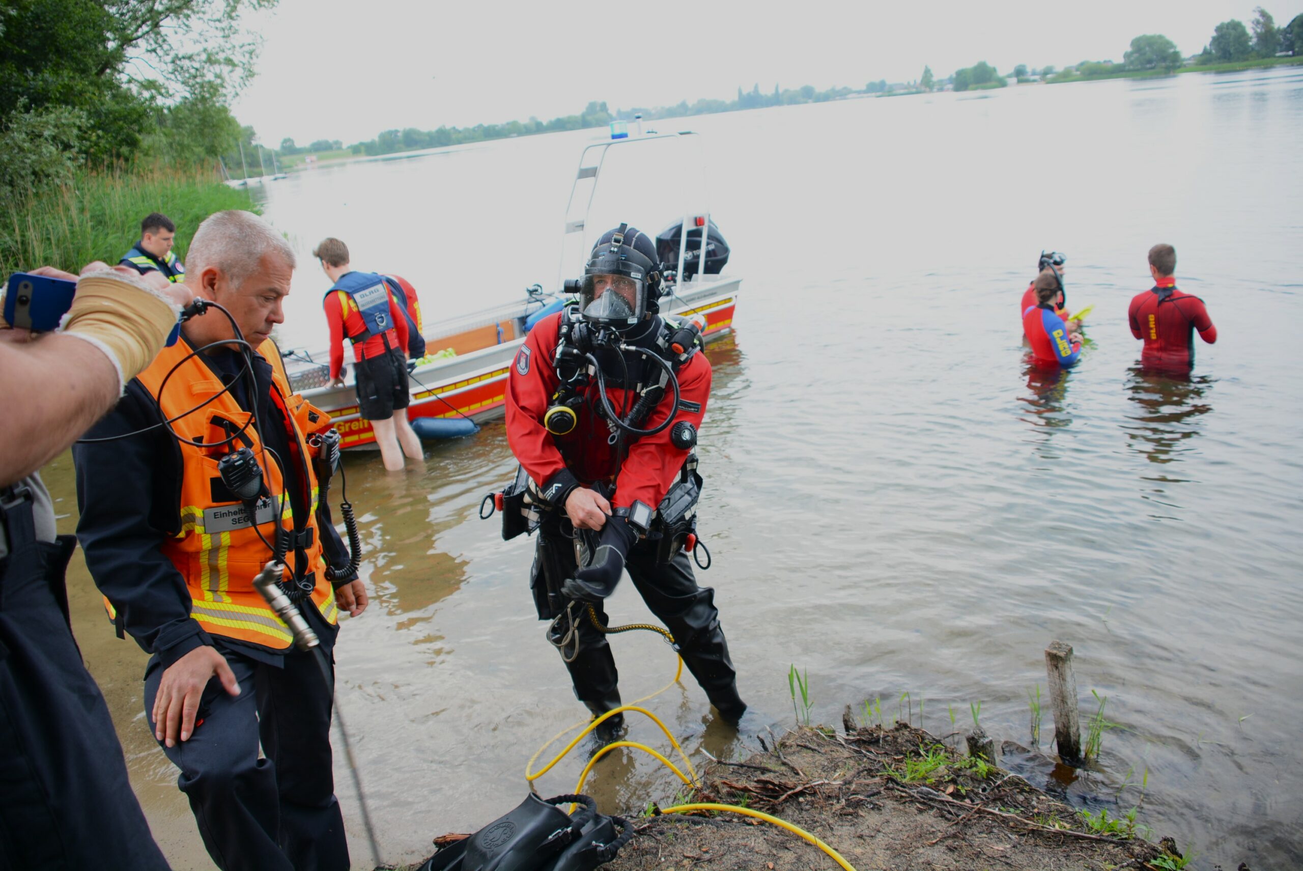 Zahlreiche Rettungskräfte suchen den Hohendeicher See in Hamburg ab, nachdem dort ein herrenloses Paddle-Board gesichtet worden ist.