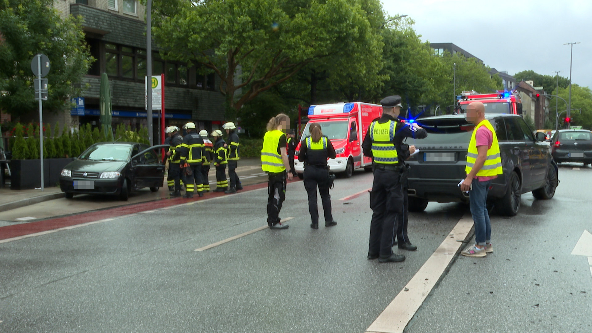 Eine 70-Jährige soll mit ihrem Kleinwagen falsch auf die Holstenstraße abgebogen sein - dort kollidierte sie mit einem SUV.