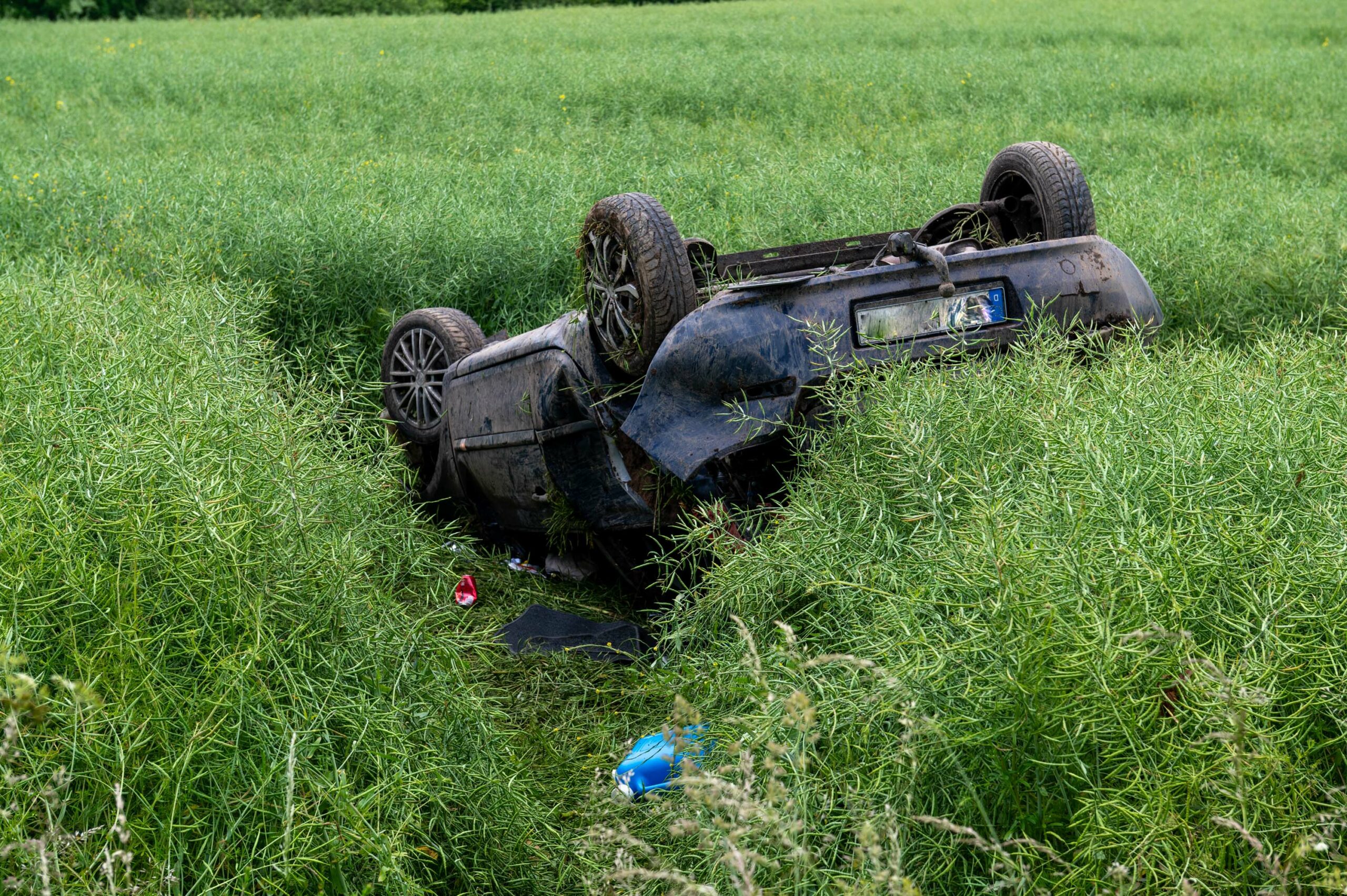 Das Auto landete auf dem Dach in einem Feld.